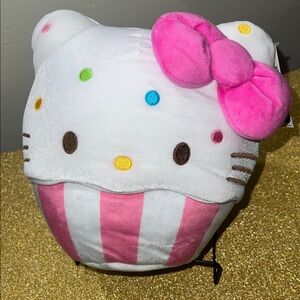 BNWT Universal Studios Hello Kitty Cupcake Plush